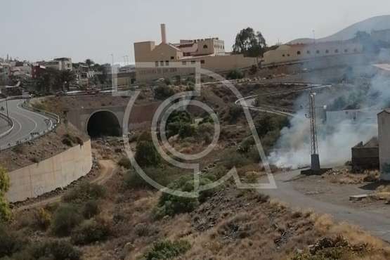 Incendio de matorrales y vegetación en el Barranco Real de Telde/TA.